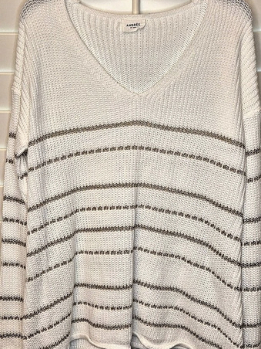 ANDRÉE BY UNIT White Gold Metallic Striped V-Neck Sweater Medium